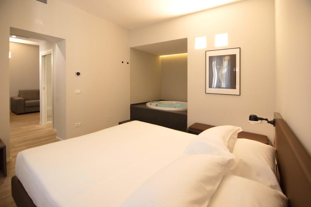 Palazzo Bellocchi - Suites & Apartments บรินดิซิ ภายนอก รูปภาพ